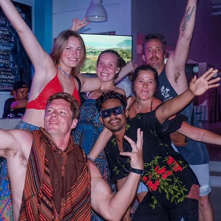 Mad Monkey Kuta Lombok Vandrarhem Exteriör bild