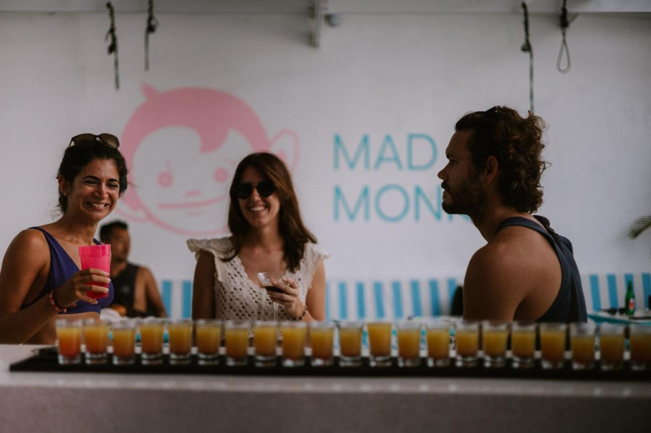 Mad Monkey Kuta Lombok Vandrarhem Exteriör bild