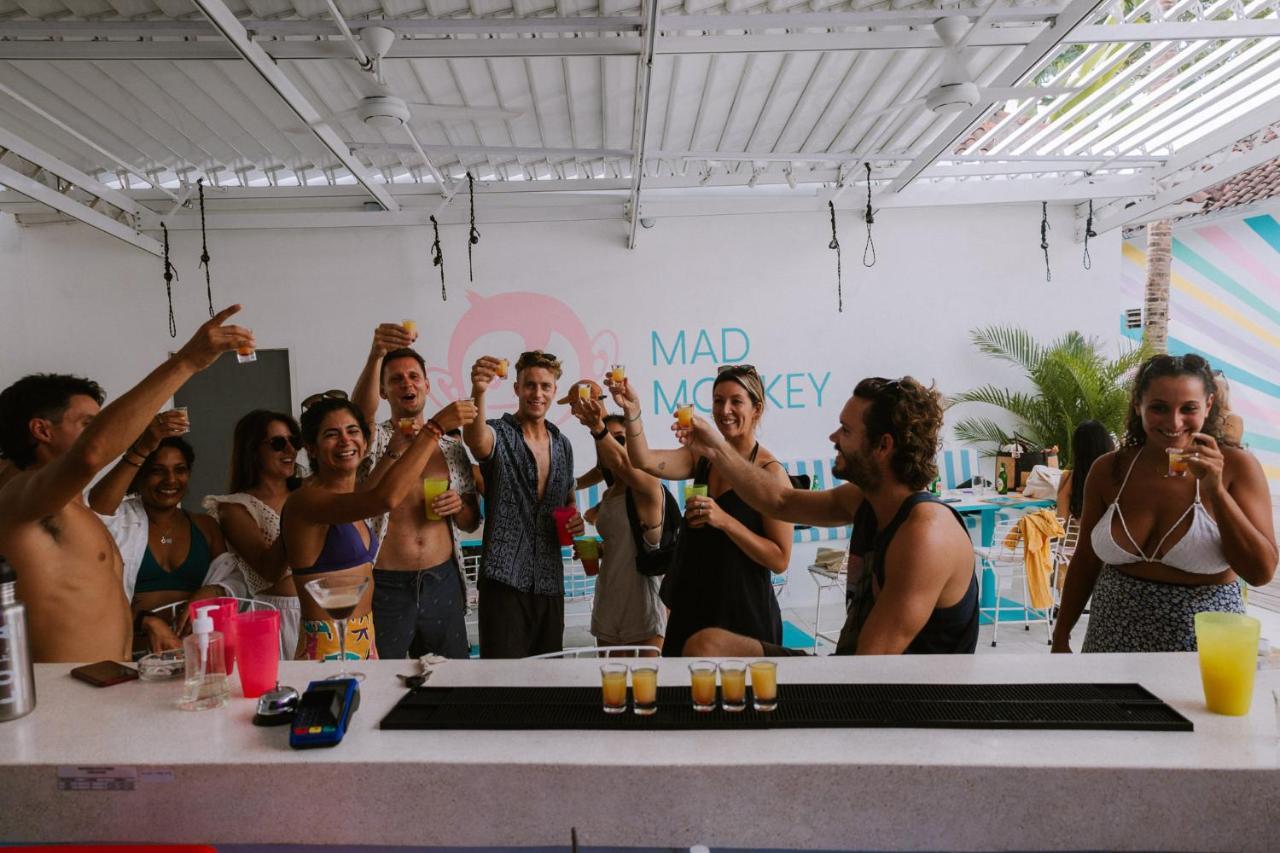 Mad Monkey Kuta Lombok Vandrarhem Exteriör bild