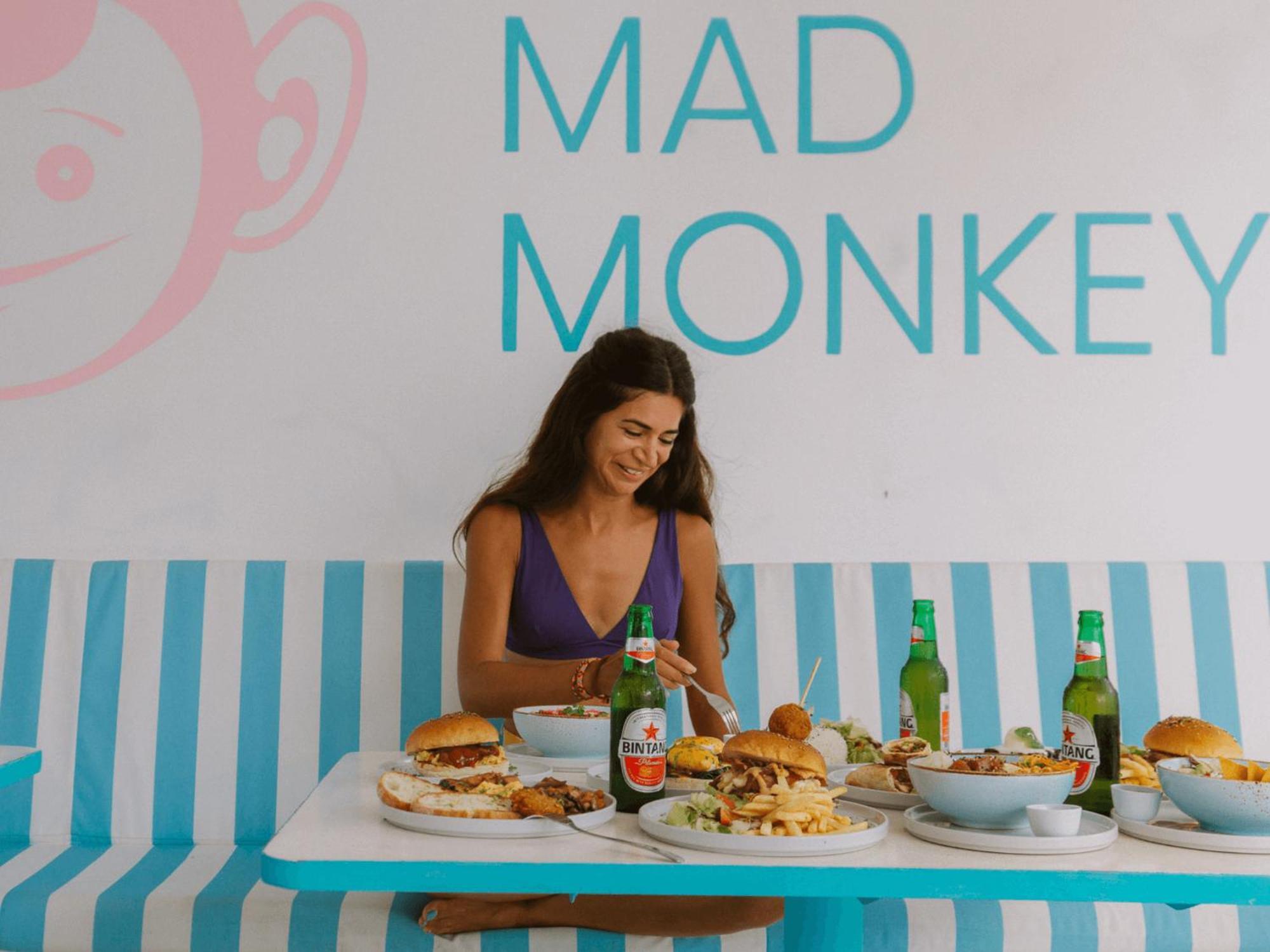 Mad Monkey Kuta Lombok Vandrarhem Exteriör bild